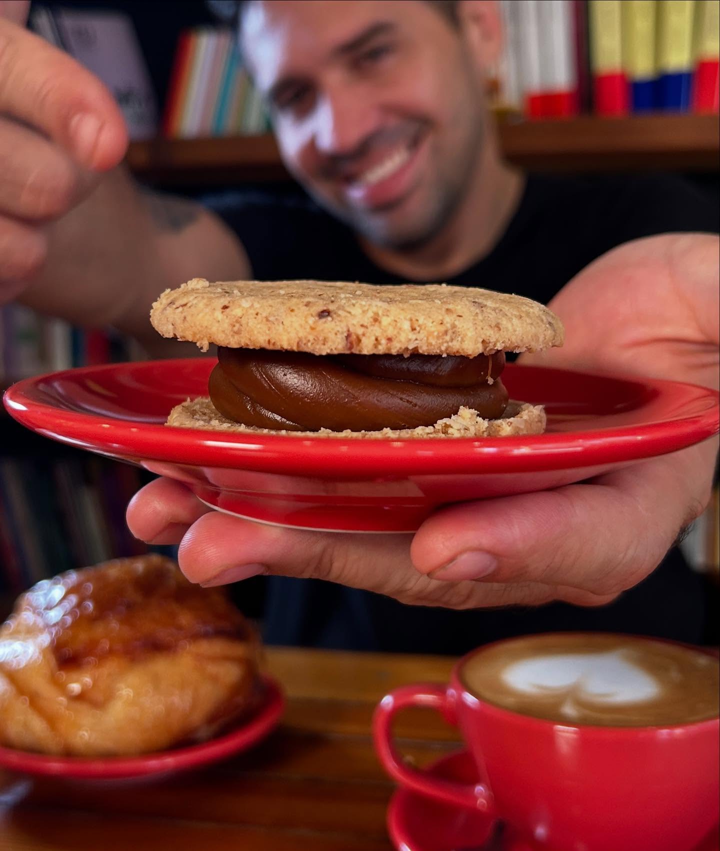 Alfajor de SORBO servido con café