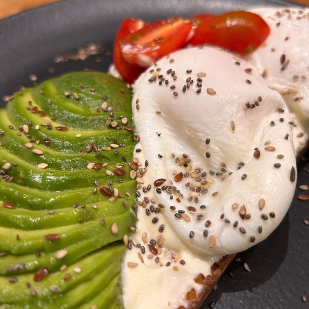 Avocado toast de SORBO con huevo poché, palta, queso crema y tomates cherry