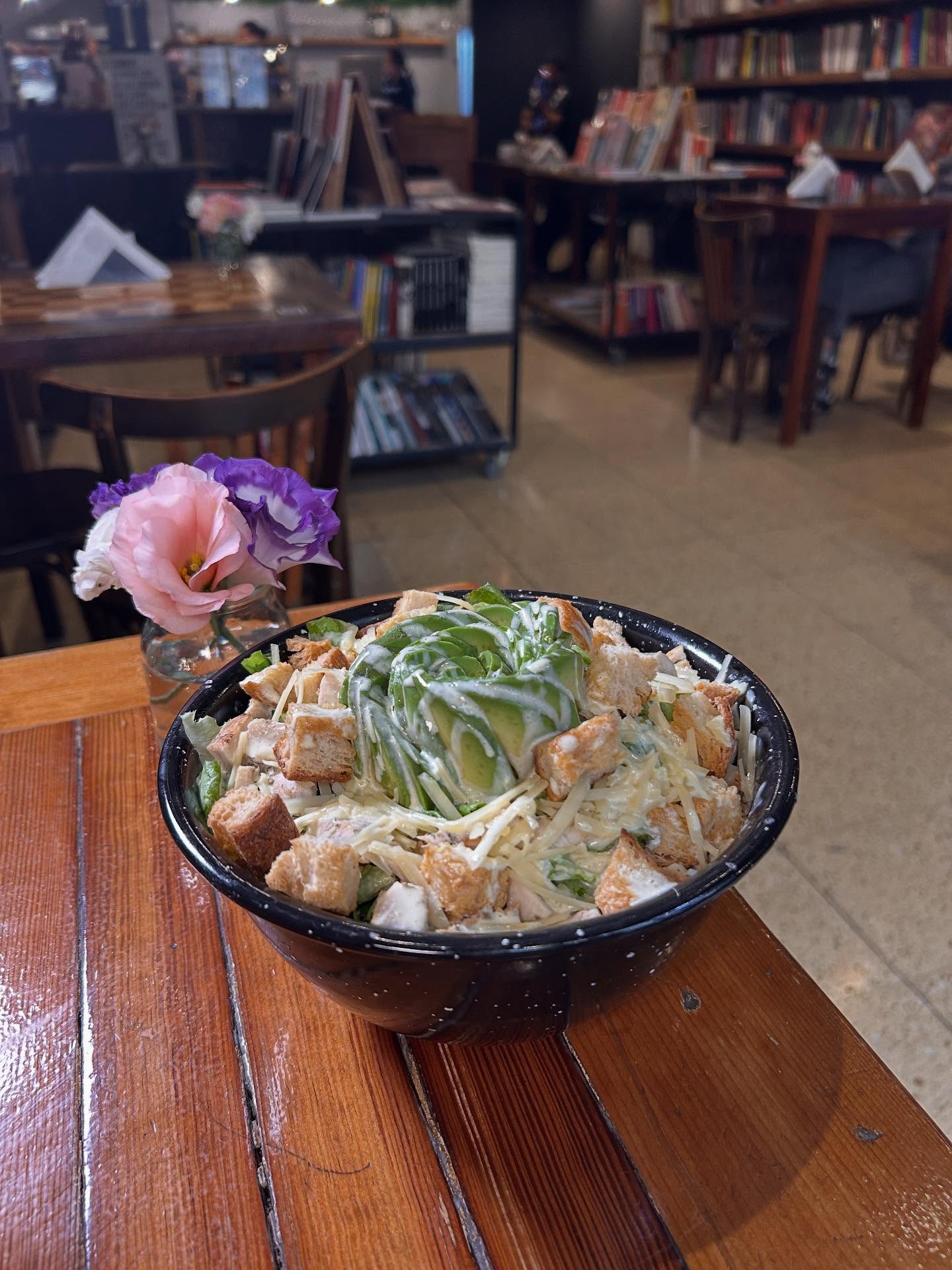 Ensalada César de SORBO con pollo grillé, palta, parmesano y croutones