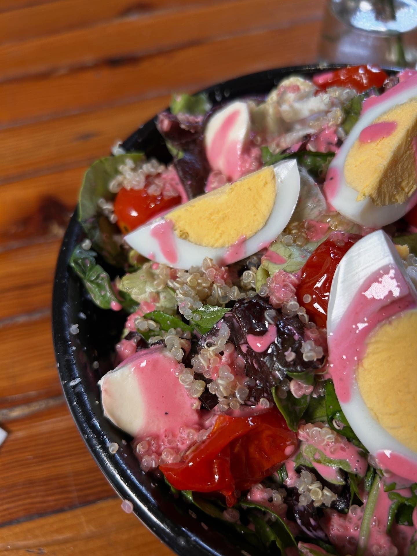 Ensalada SORBO con mix de verdes, tomates cherry confitados y alioli de remolacha