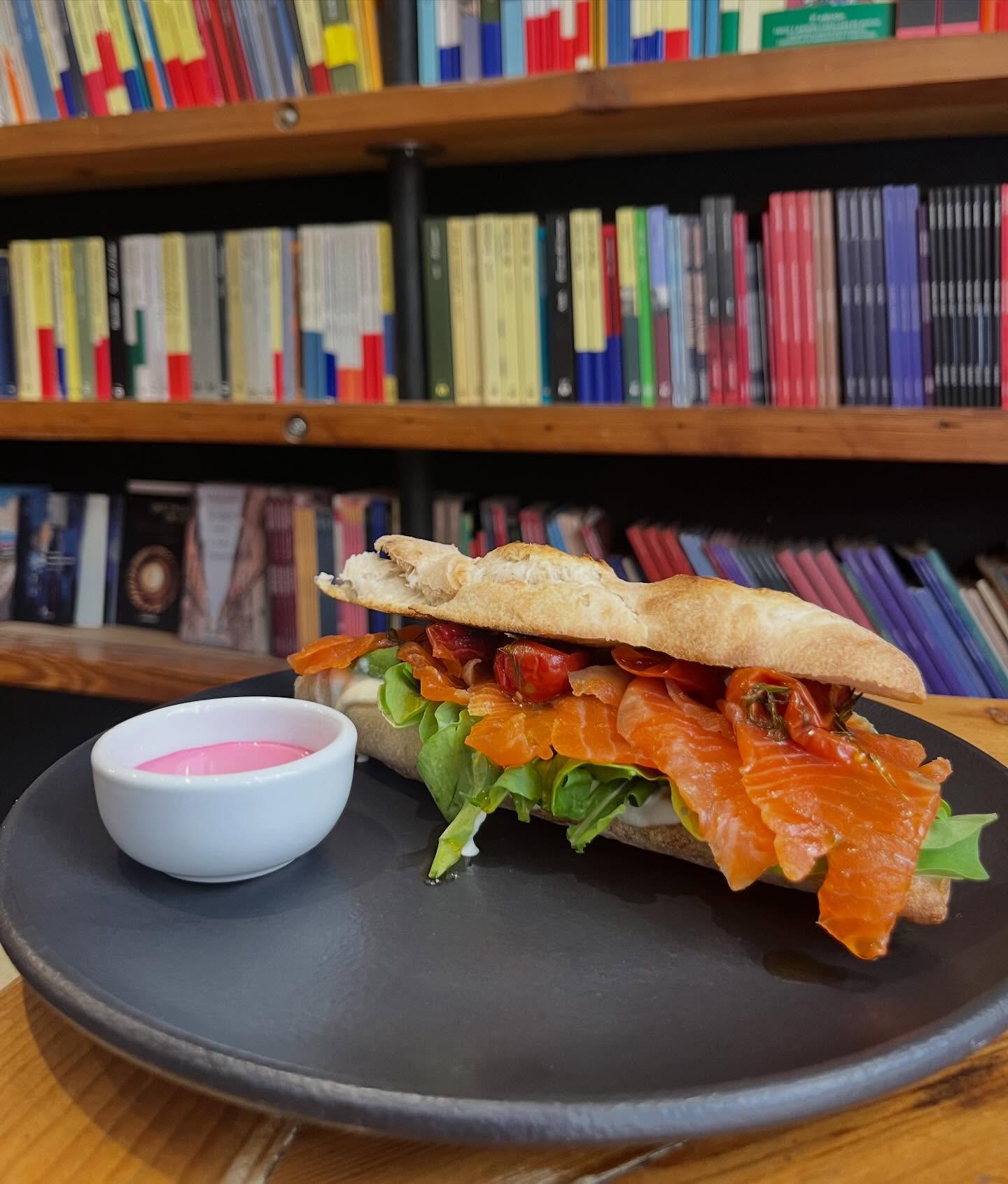 Sándwich de gravlax de trucha con salsa rosada en SORBO