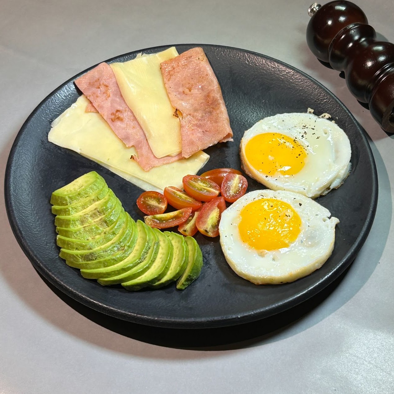 Huevos a la plancha low carb de SORBO con jamón, queso, palta y tomates cherry