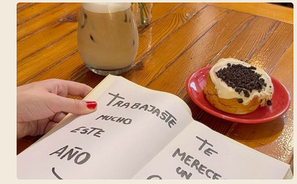 Libro abierto, café frío y alfajor de SORBO en San Telmo