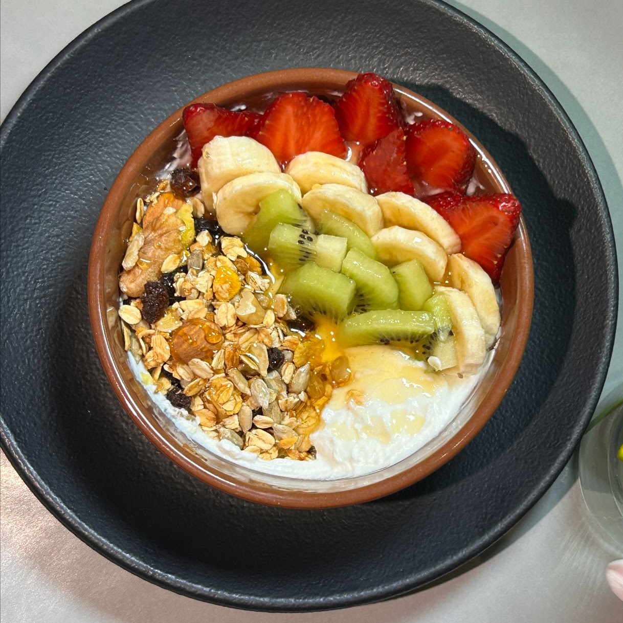 Yogurt bowl de SORBO con granola y frutas de estación
